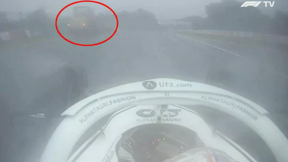 Formula 1’de piste traktör girdi!