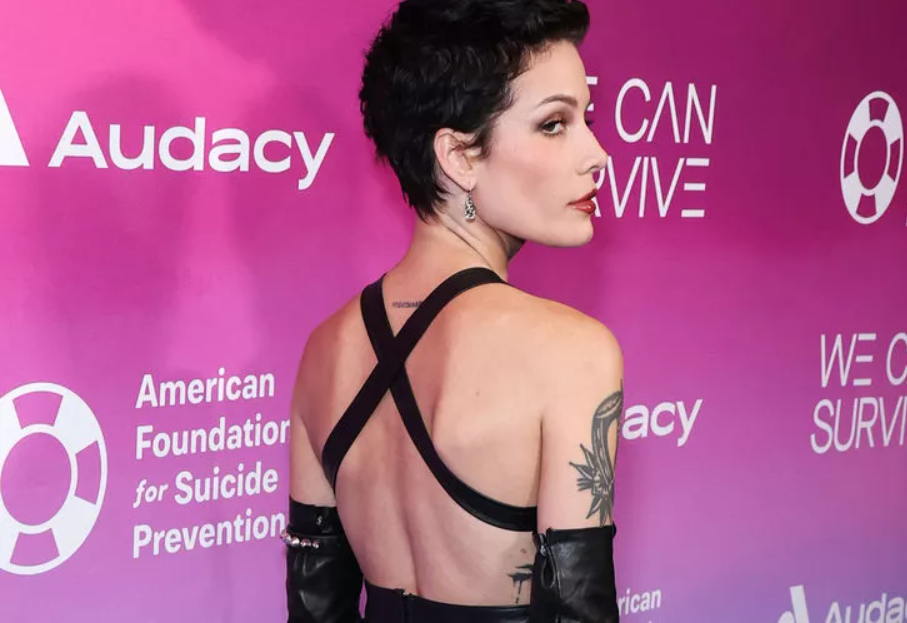 Halsey geceye damga vurdu! Göğüs uçlarının belli olmasını umursamadı
