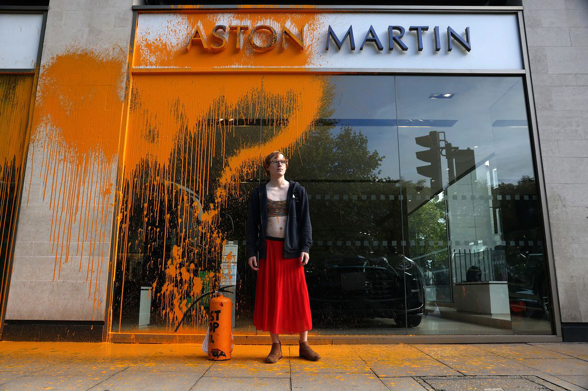 İklim aktivistleri Aston Martin galerisini turuncuya boyadı