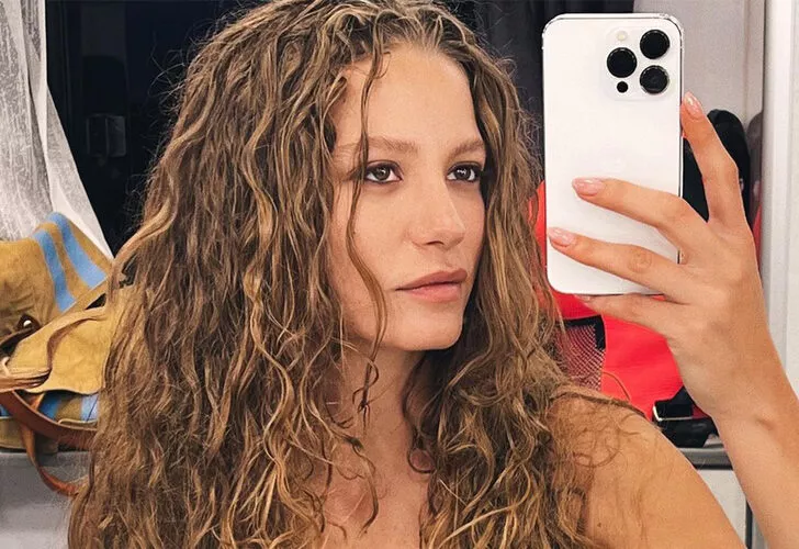Serenay Sarıkaya’dan göğüs dekolteli pozlar