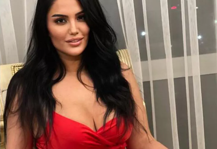 Fatoş Yelliler süper minili poz verdi!