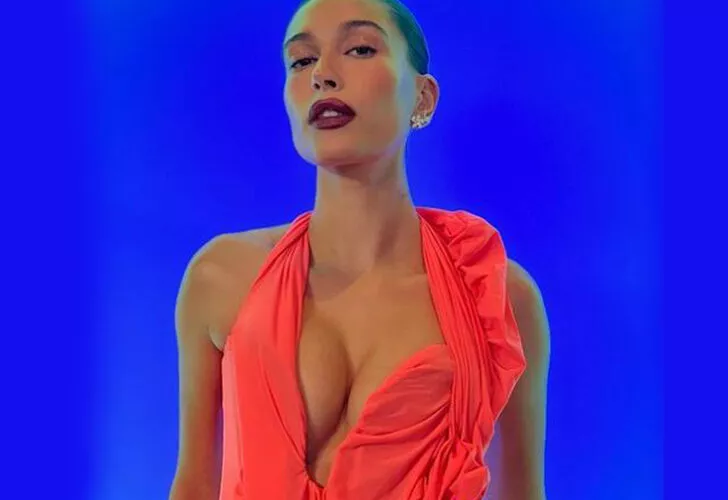 Hailey Baldwin Bieber banyo pozuyla şaşırttı
