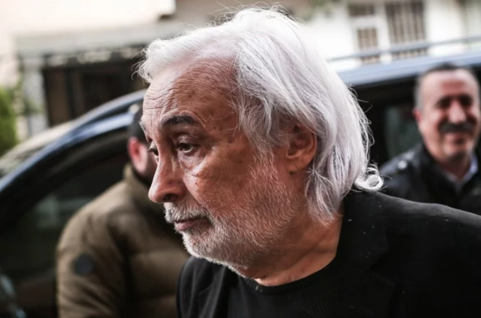 Müjdat Gezen ablasını son yolculuğuna uğurladı