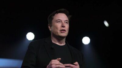 Elon Musk Twitter’ı resmen satın aldı