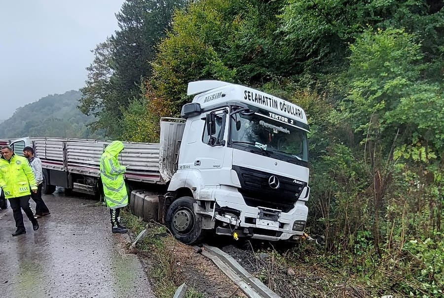 Bursa’da yağış kaza getirdi! Tır yamaca çarptı, sürücüsü yaralandı.