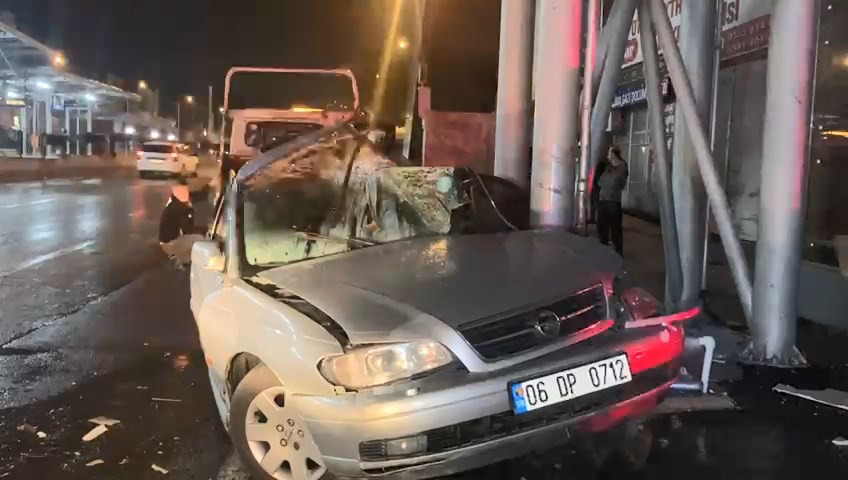 Bursa’da feci kaza! Kontrolünü kaybeden sürücü üst geçidin ayağına çarptı