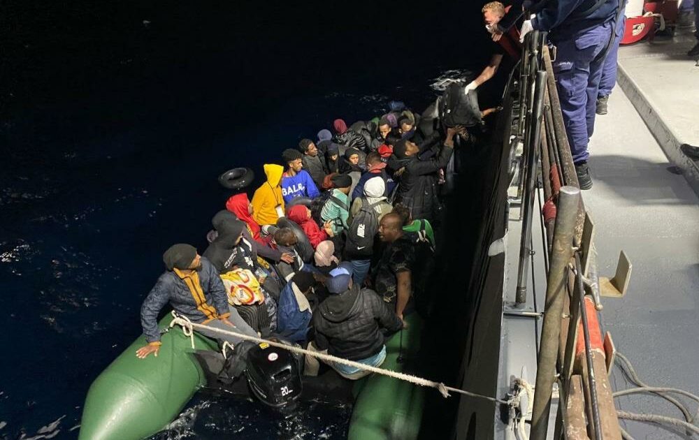 Yunanistan’ın ittiği 38 düzensiz göçmen kurtarıldı