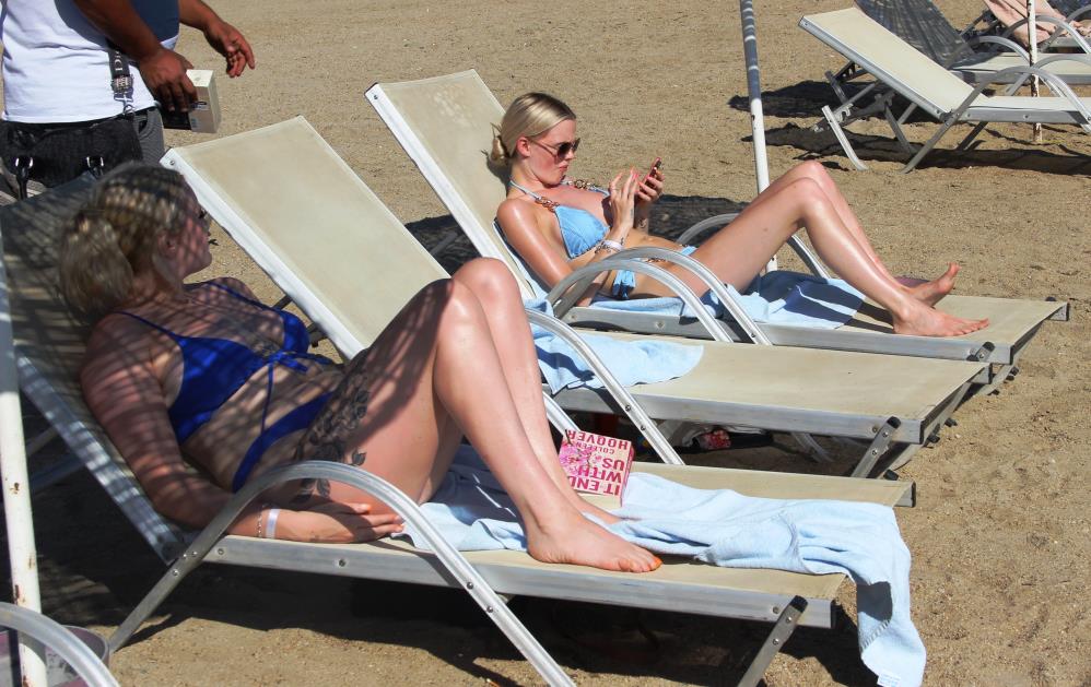 Turistler deniz kum ve güneşin tadını çıkarıyor