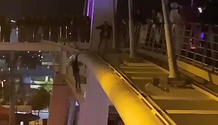 Köprüden atlayan genç kızı polisler tuttu