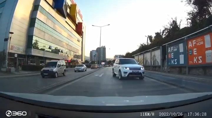 Burası Londra değil Bursa! Trafikte pes dedirten anlar