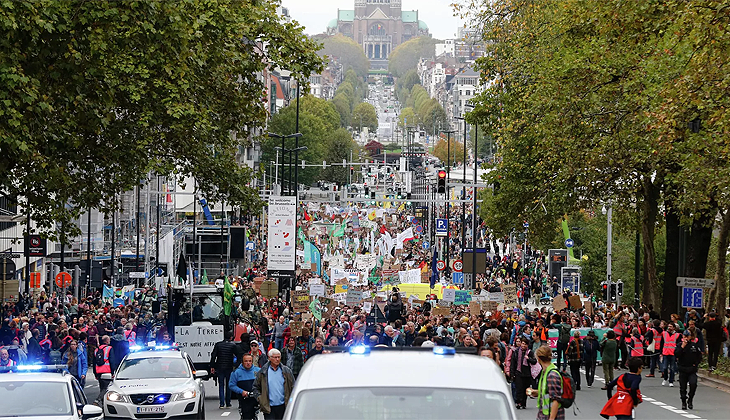 Brüksel’de BM İklim Zirvesi öncesi protesto yürüyüşü
