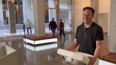 Elon Musk Twitter binasına elinde lavaboyla girdi