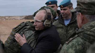 Putin, orduya alınan askerleri denetledi