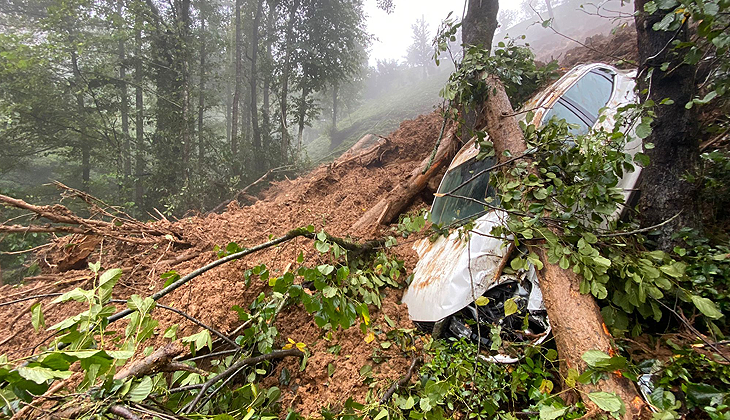 Rize’de heyelan: 31 köy yolu kapandı, 1 cip toprak altında kaldı