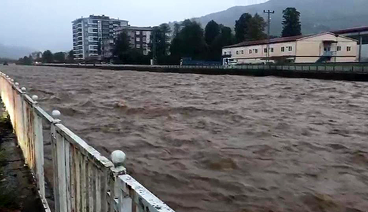 Şiddetli yağış Rize’yi etkisi altına aldı