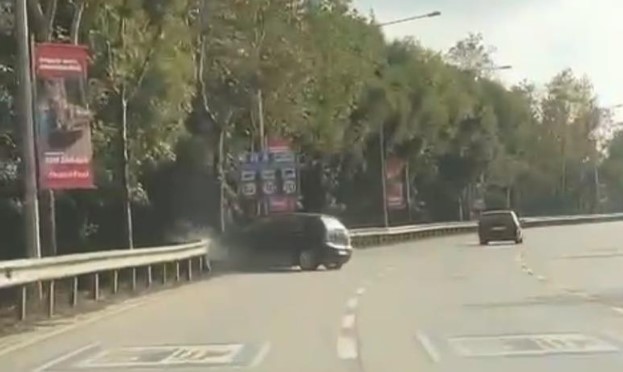 Hatalı sollama yaptı, bariyerlere çarptı… Bursa’da şehir merkezinde kaza!