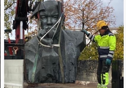 Finlandiya’daki son Lenin heykeli bulunduğu meydandan kaldırıldı