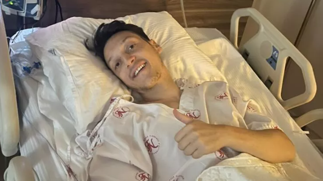 Mesut Özil fıtık ameliyatı oldu Mesut Özil fıtık ameliyatı oldu