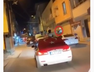Bursa’da asker konvoyunda yarı otomatik silah ve tabancalarla dehşet saçarak böyle ilerlediler