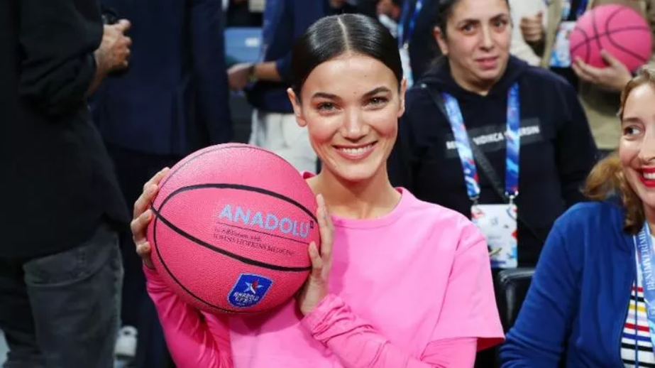Meme kanserine farkındalığın sembolü pembe top Pınar Deniz’in elinde havalandı