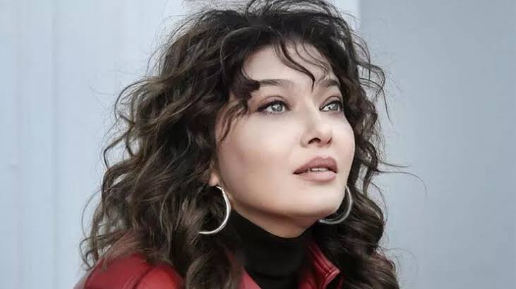 10 kilo veren Nurgül Yeşilçay, kırmızı elbisesiyle dikkatleri üzerine çekti