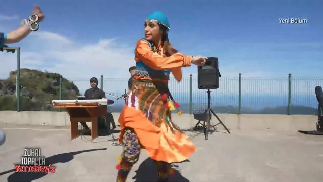 Zuhal Topal’ın yöresel kıyafetlerle kendinden geçtiği anlar sosyal medyada gündem oldu