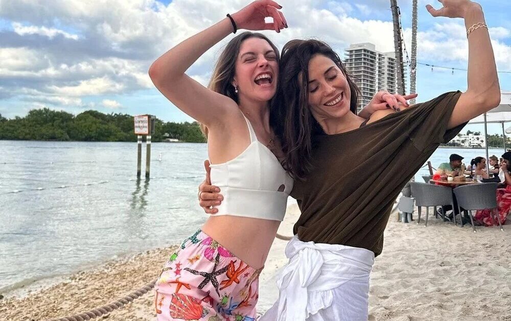 Cansu Dere ile Melis Sezen Miami’de tatilde