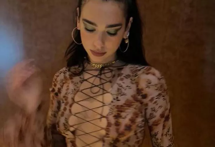 Dua Lipa göğüs uçlarını bakın nasıl kapadı!