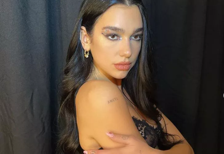 Dua Lipa yine yaptı yapacağını!