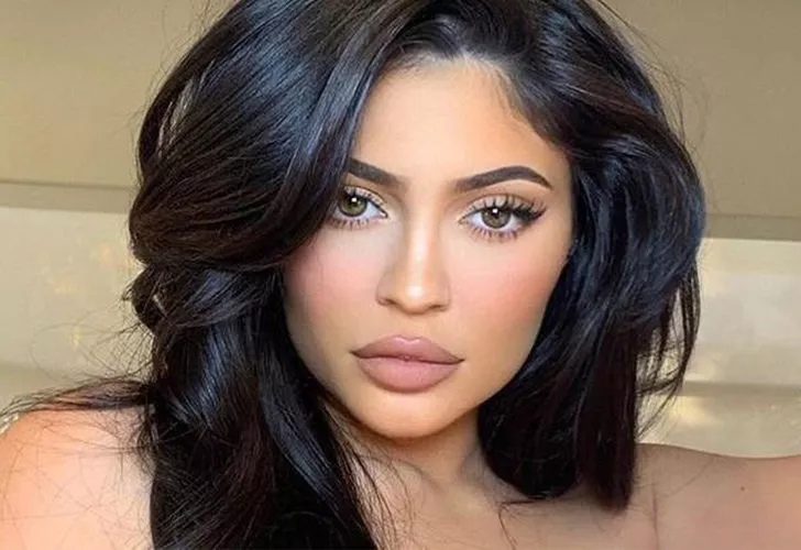 Kylie jenner paltosunu çıkarınca olanlar oldu!