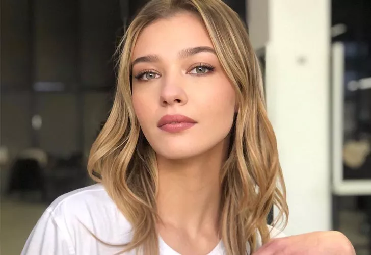 Melisa Döngel transparan eteğiyle Instagram’ı salladı