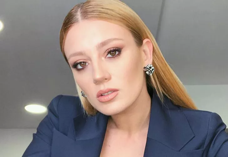 Gizem Karaca Mısır’da mini şortuyla poz verdi!