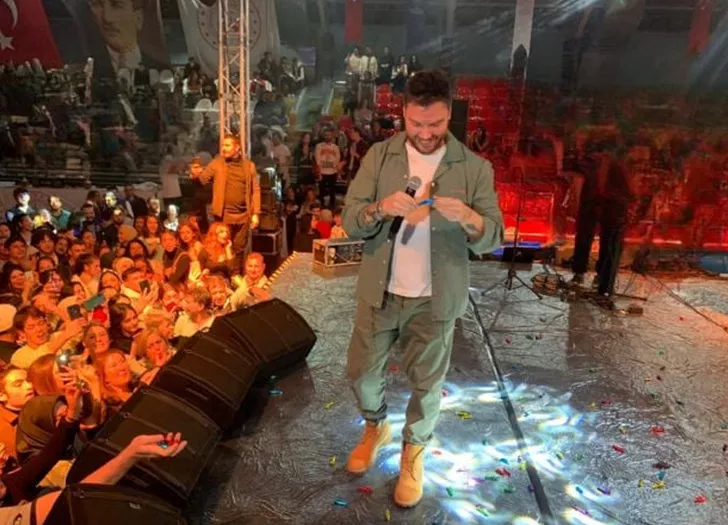 Konserde ‘yoruldum’ diyen Sinan Akçıl’a bakın ne fırlattılar!