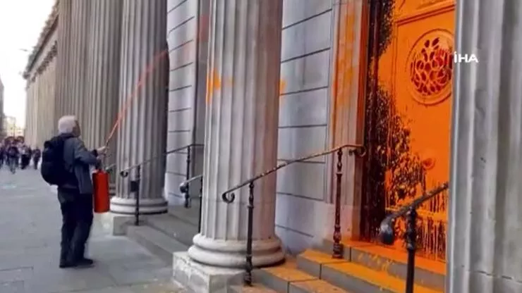 Çevreciler Londra’yı turuncuya boyadı