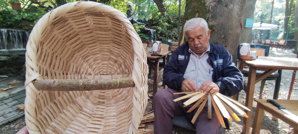 Bursa’da kaybolmaya yüz tutmuş mesleği kafelerde öğretiyor