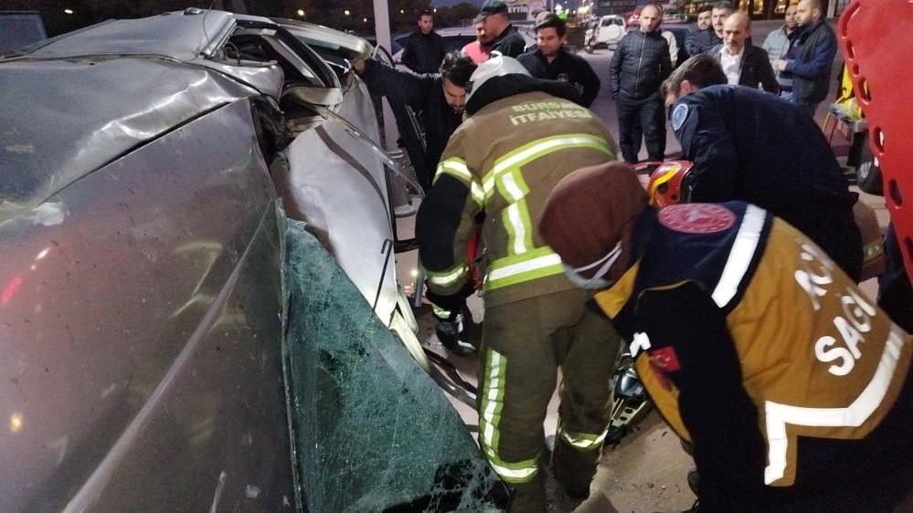 Bursa’da takla atan otomobil hurdaya döndü