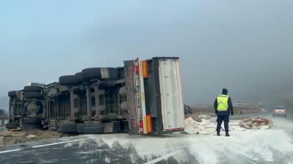 Bursa’da çimento yüklü TIR devrildi