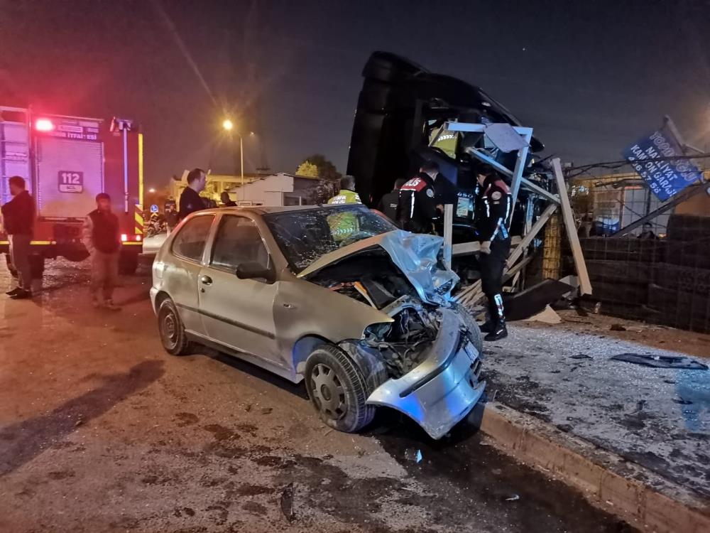 Otomobile çarpan TIR, durağa da daldı: 3’ü ağır 5 yaralı