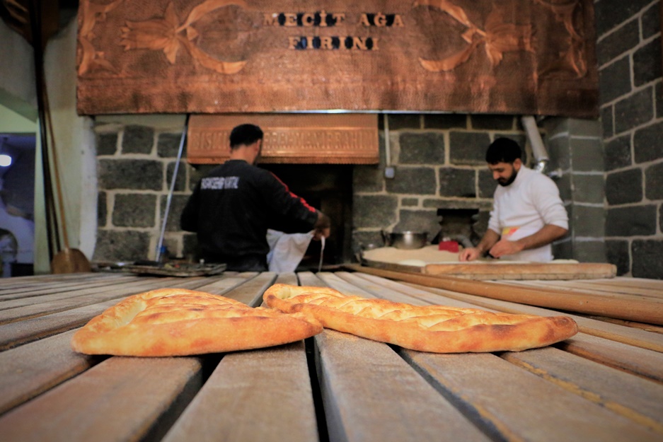 Bazalt taşı fırınında pişen ‘Diyarbakır ekmeği sofraların vazgeçilmezi