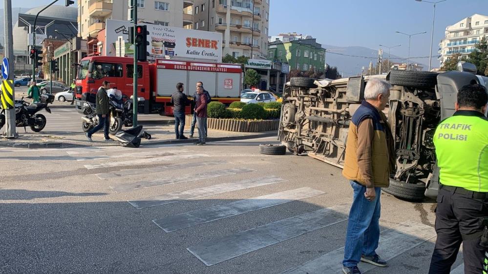 Bursa’da minibüs devrildi