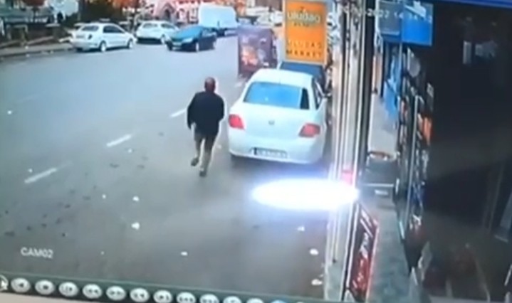 Uçan dolap…Fırtına Bursa’da her şeyi uçurdu