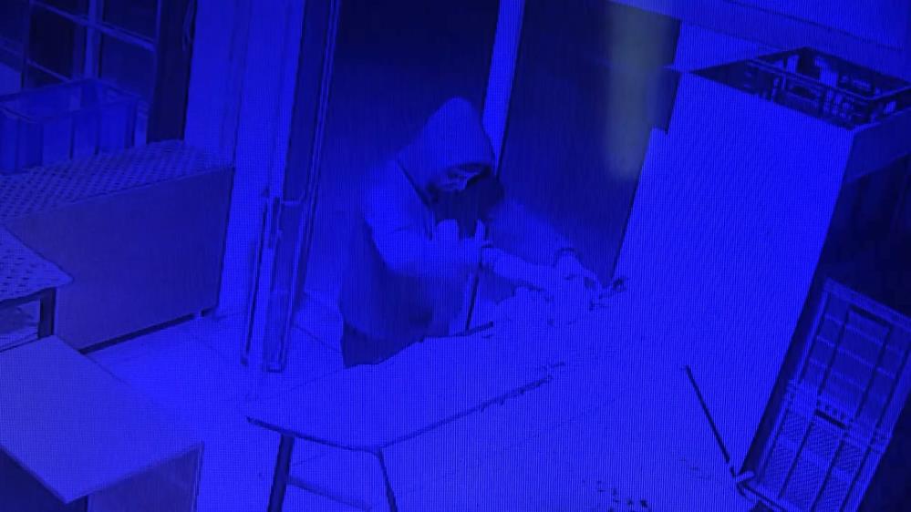 Bursa’da sadaka kutusunu böyle çaldılar