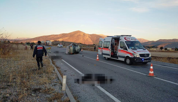 Takla atan otomobilde aynı aileden 3 kişi hayatını kaybetti