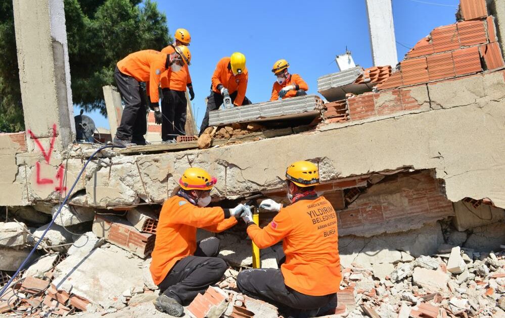 Bursa’da belediye çalışanları arama kurtarma sertifikasını aldı