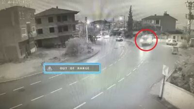 Bursa’da minibüs duvara çarptı
