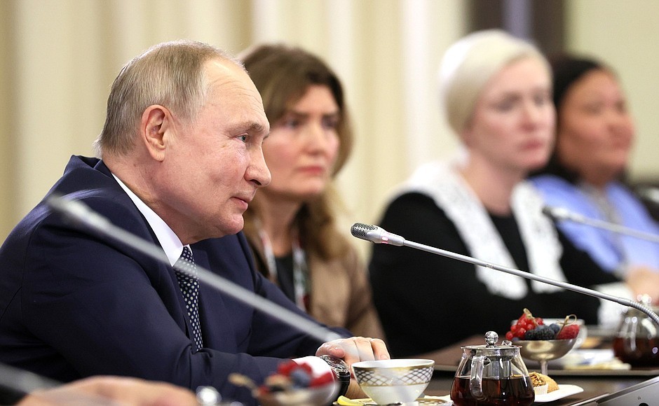 Putin, asker anneleriyle bir araya geldi