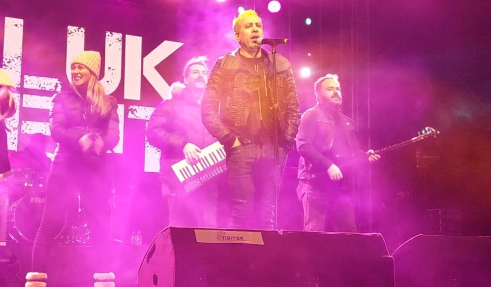 Haluk Levent konserde üşüdü