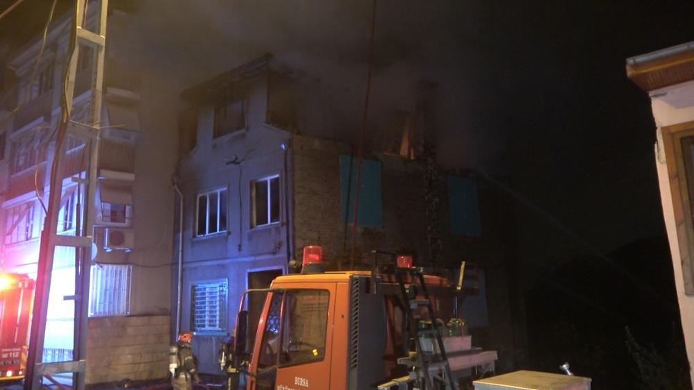 Bursa’da korkutan yangın… Çatı katı alevlere teslim oldu!