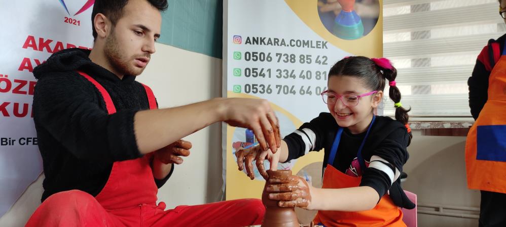 Bursa’da öğrenciler okulda çamurdan eşya yapıyor