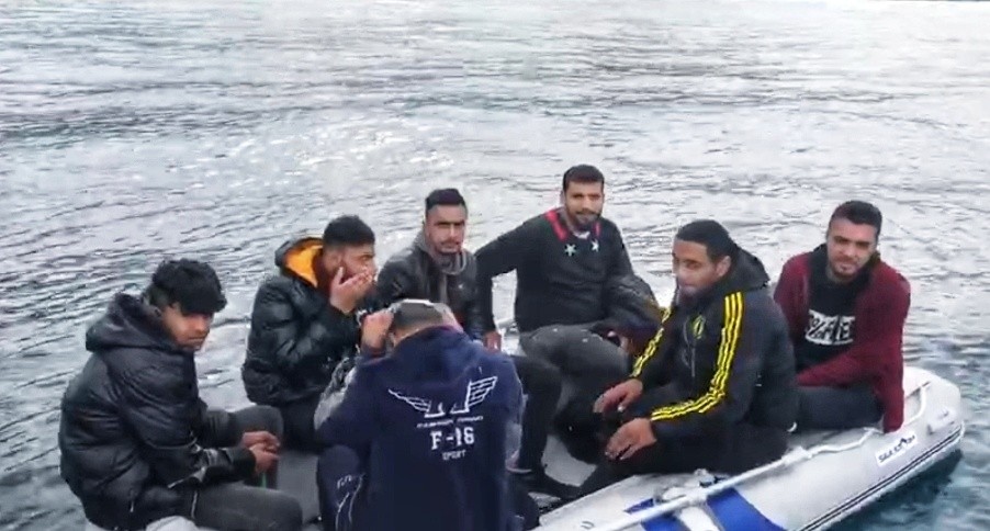 45 düzensiz göçmen yakalandı, 21’i kurtarıldı